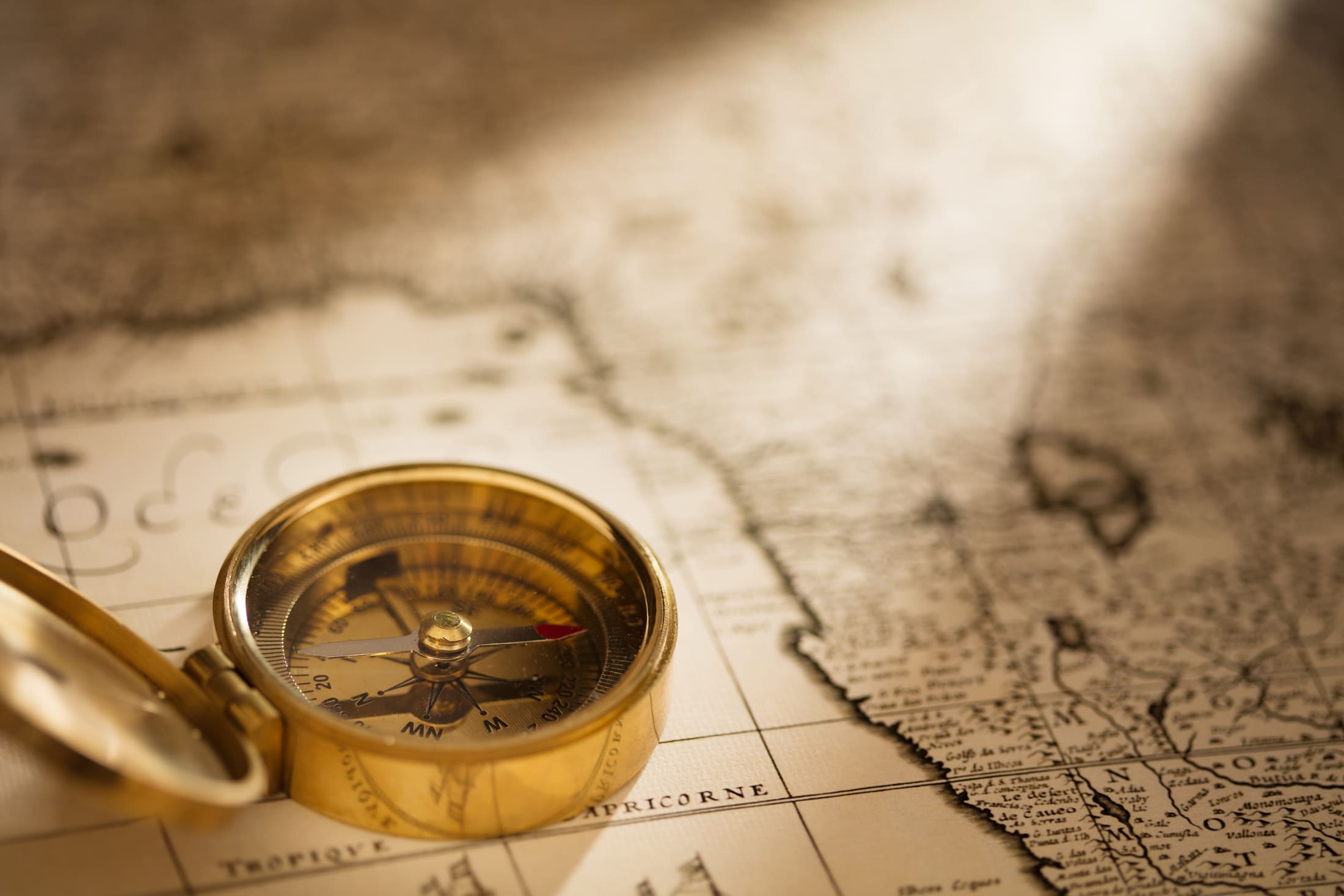 kompass liegt auf einer landkarte